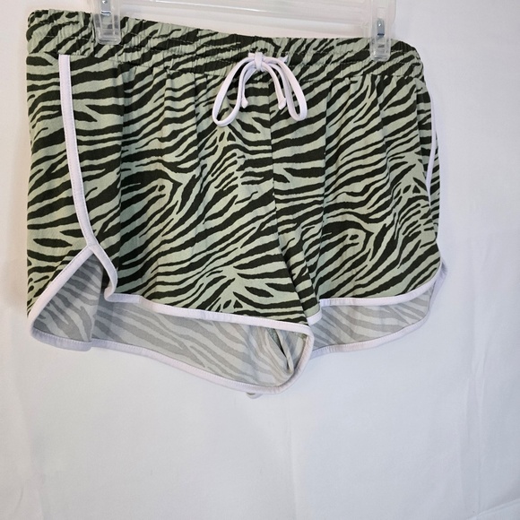 NO Boundaries Women's Zebra Print Shorts, Size L/G - Picture 2 of 3